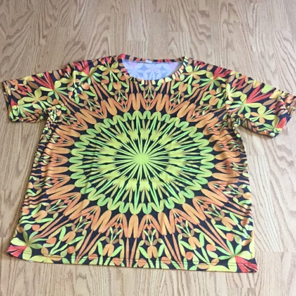 NEW unisex tee in lightweight material in size 2 X